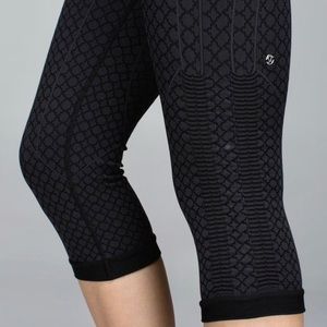 Lululemon Flow Capri Geo 2